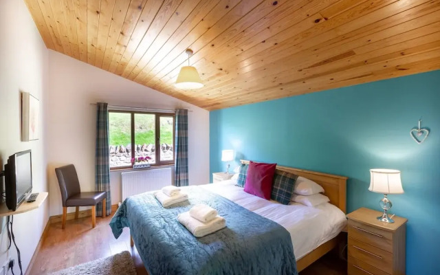 Woodpecker Lodge With Hot Tub Near Cupar, Fife