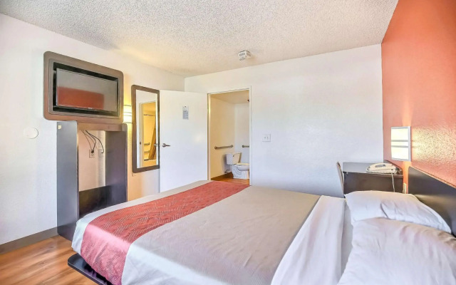 Motel 6 Oakland, CA - Embarcadero