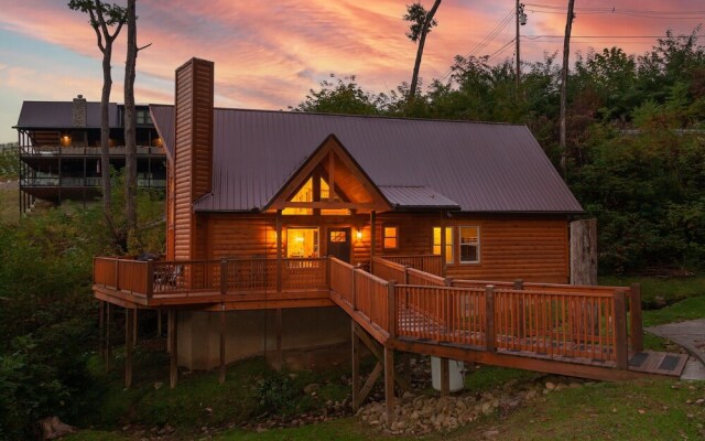 Creekside Manor 3 Bedroom Cabin by RedAwning