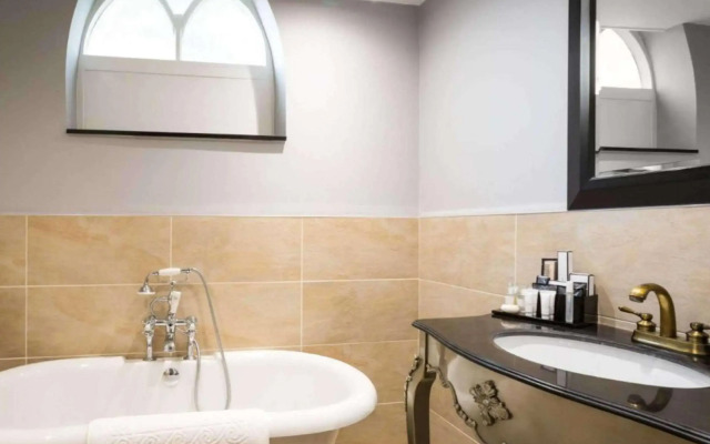 WorldHotels Distinctive Woughton House Hotel