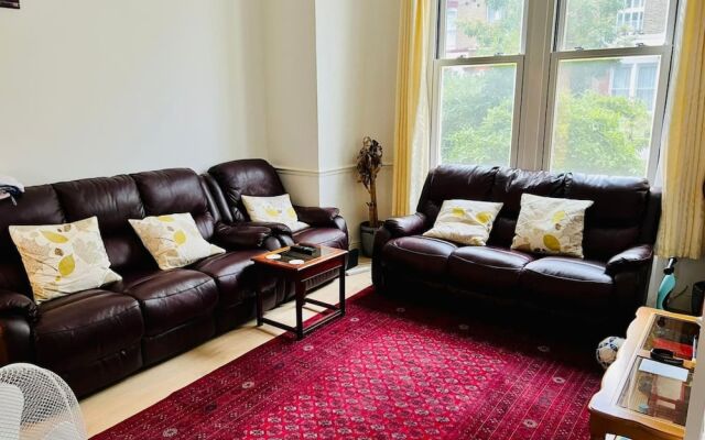 Comfortable 2 Bedroom Apartment in West London