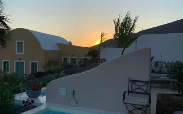 Pink Freud Villas Santorini