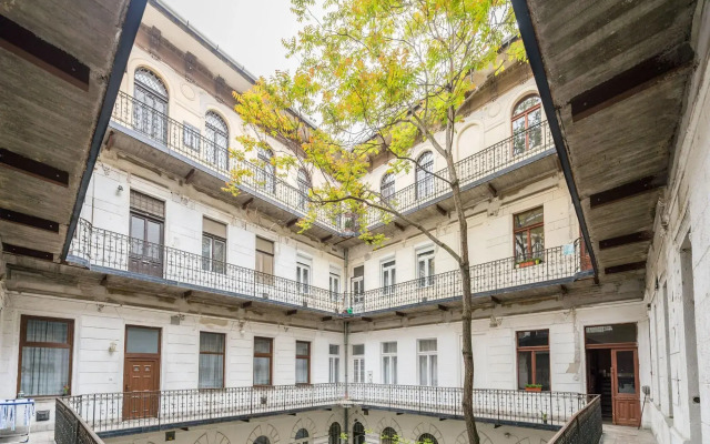 happy home Budapest FOX