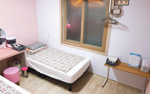 Across the Street Guesthouse - Hostel