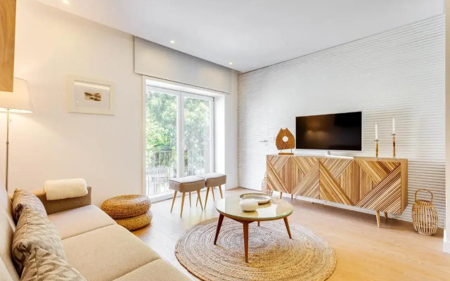 Wood Premium Downtown Apartment by DA'HOME