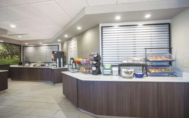 La Quinta Inn & Suites by Wyndham Jackson Airport