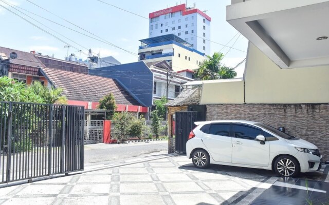 RedDoorz Syariah near Jalan Somba Opu