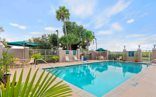 La Quinta Inn & Suites by Wyndham Naples East (I-75)