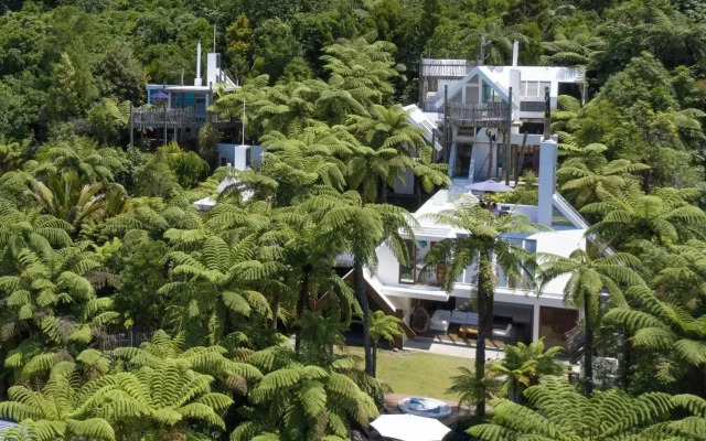 te Whare -Lake Tarawera tree-top nest