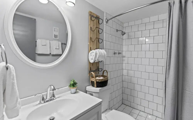 Modern 2br Condo in the Smokys!