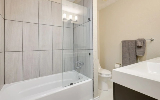 Albuquerque Home w/ Hot Tub + Putting Green!