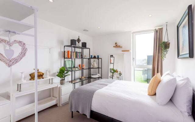 Stunning Brentford Penthouse
