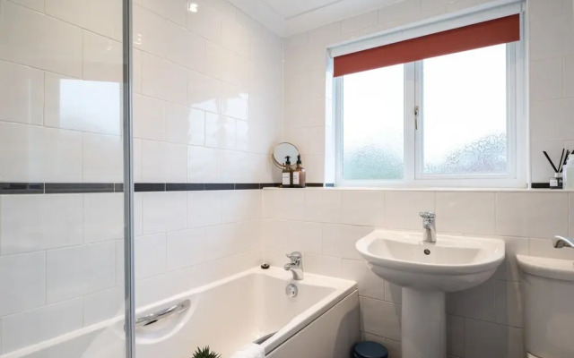 Spacious 4-br Cambridge House, Free Parking