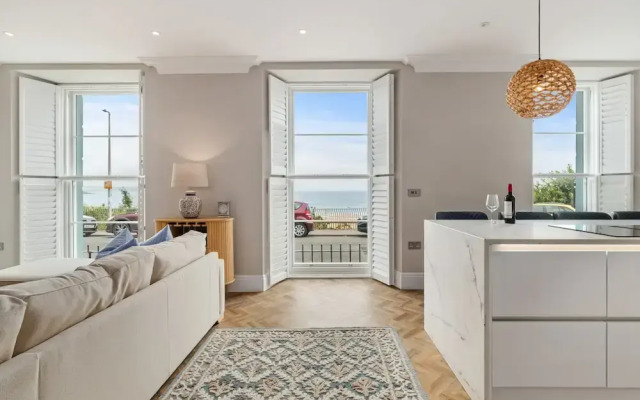 3 Croft House - Beach Front Sea Views Parking