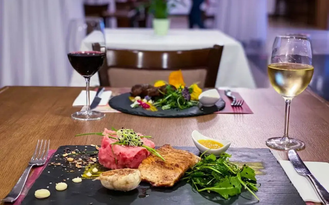 Areo Hotel & Restaurant
