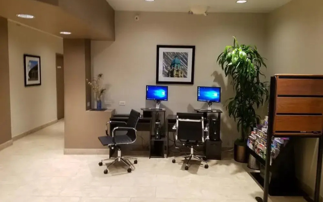 Ramada Hotel & Suites Glendale Heights
