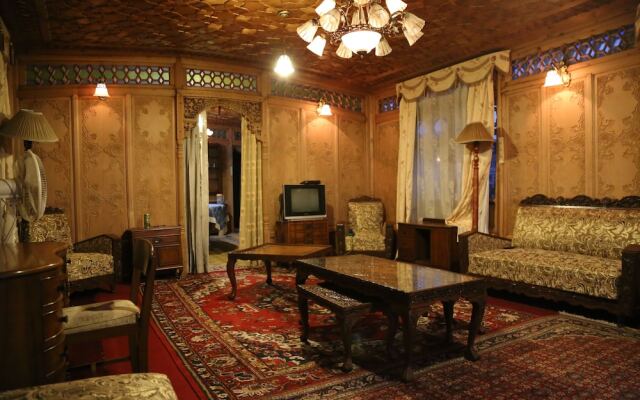 Kharpalace Group of House Boat