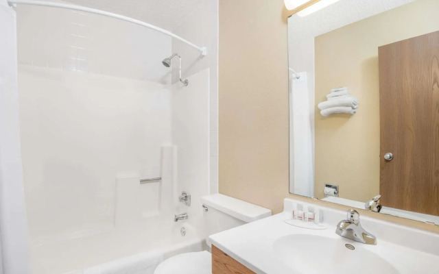 Super 8 by Wyndham Grand Rapids