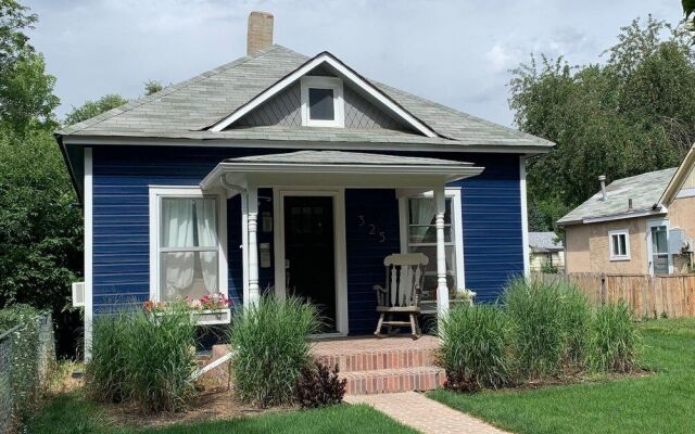 The Cottage! Chic Bungalow near Old Town Square!