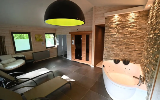 Lovely Holiday Home in Marche-en-Famenne with Hot Tub