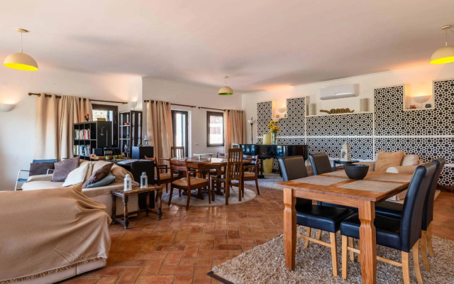 Villa Eiras Altas by Portucasa