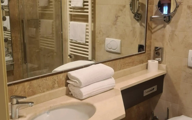 Raya Hotel Motel