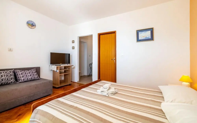 Nice Apartment in Maslenica With Wifi
