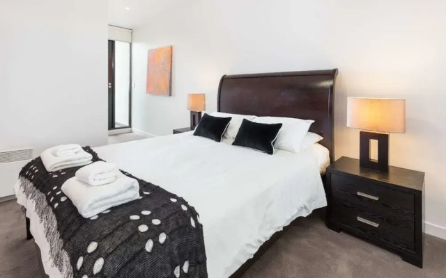 Executive Apartment With Bay Views