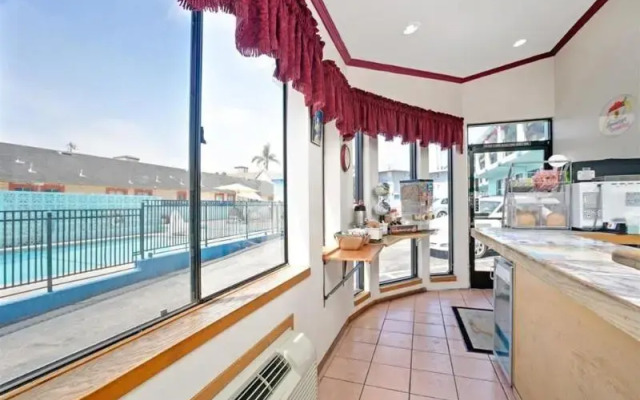 Super 8 Santa Cruz Beach Boardwalk West