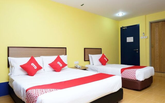 OYO 89352 Golden Terminal Lodge