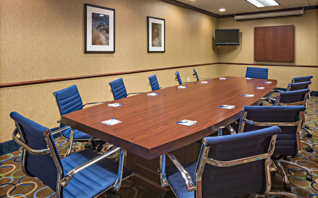 Holiday Inn Express Hotel & Suites Manchester Airport by IHG