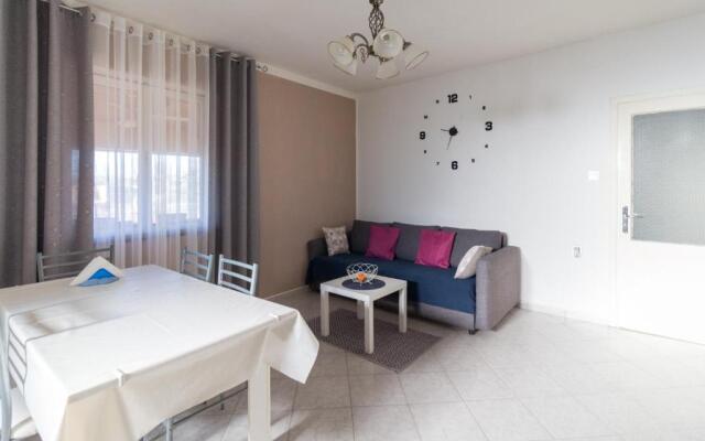 House Jasmin large garden, near Nin