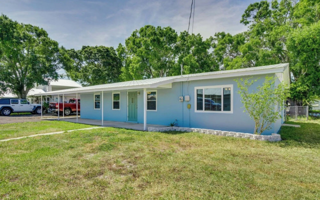 Waterfront Okeechobee Getaway w/ Backyard Dock!
