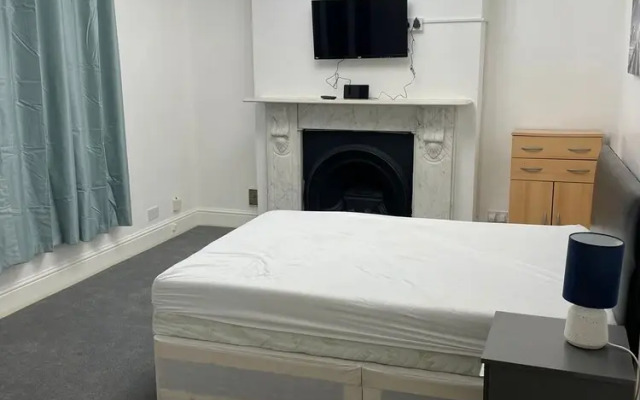 Charming 5-bed House in Mitcham