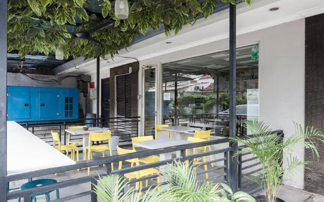 RedDoorz Plus near Mangga Besar Station 2
