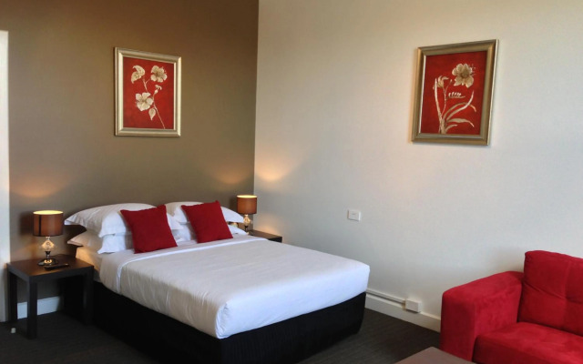 Centennial Inn on Bathurst