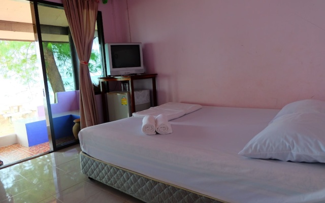 Roong Arun Resort – Guest Rooms – Chaiya