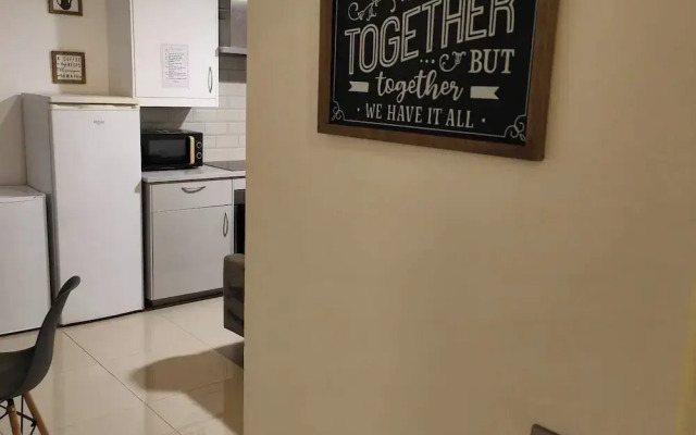 Leeds 3 Bed En-suites Apartment Retreat- Sleeps 9