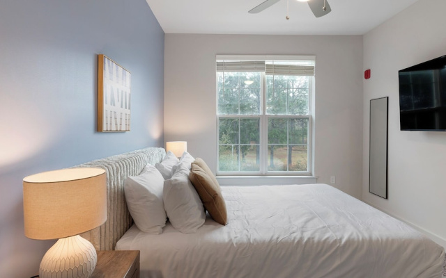 Landing Apartments near Sand Lake - Universal