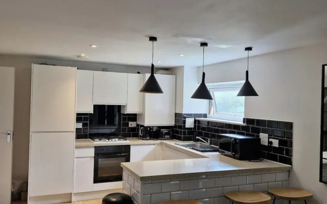 2 Beds, Sleeps 5, Pets Ok, Balcony & Free Parking