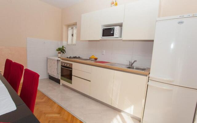 Apartments Nuic 748