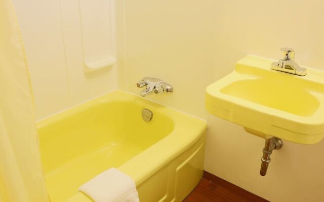 Monashee Motel