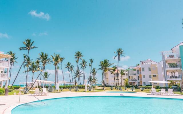 Gorgeous Playa Turquesa Pool Views Beach Apartment