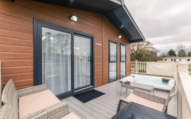 Lakeside View Lodge with Hot Tub