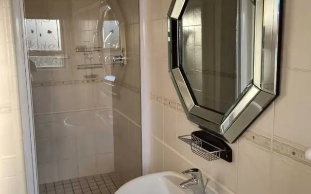 Savoy Lodge - Standard Double Room 7
