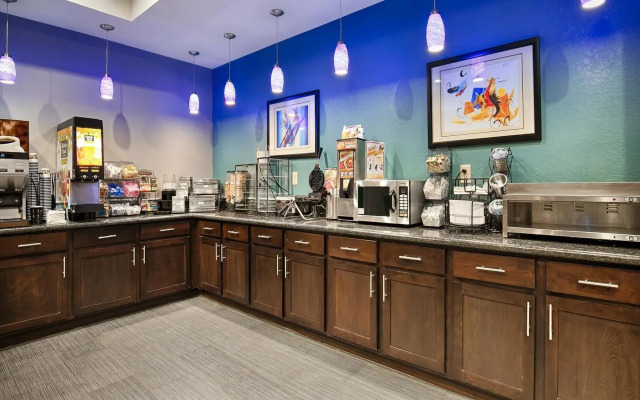 Best Western Plus Kenedy Inn