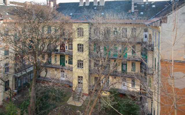 Self check-in eco studio - free street parking closeby