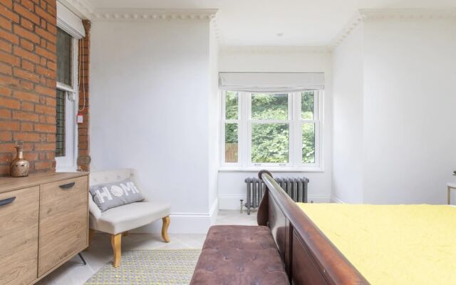 4-bed Flat in West London, Sleeps 8, 8 min to Tube