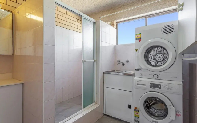 Cosy 2-bedroom Seaside Unit Steps From Beach