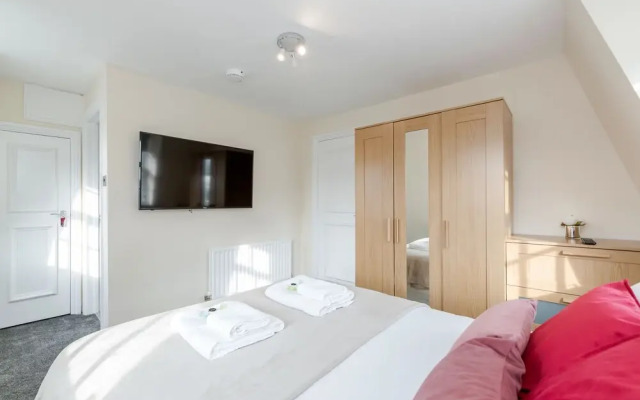 Taste Central London Living in Lush Home